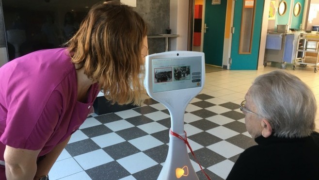 A Bourbourg, le Robot Cutii tient compagnie aux résidents de la fondation Schadet-Vercoustre.