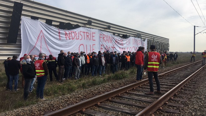 Action des salariés d’Aluminium Dunkerque pour alerter le gouvernement sur la situation financière du groupe propriétaire de l’usine