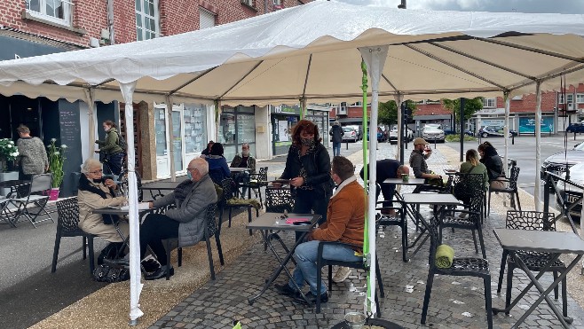 Abbeville: les terrasses de la place Max Lejeune ont repris vie malgré la pluie