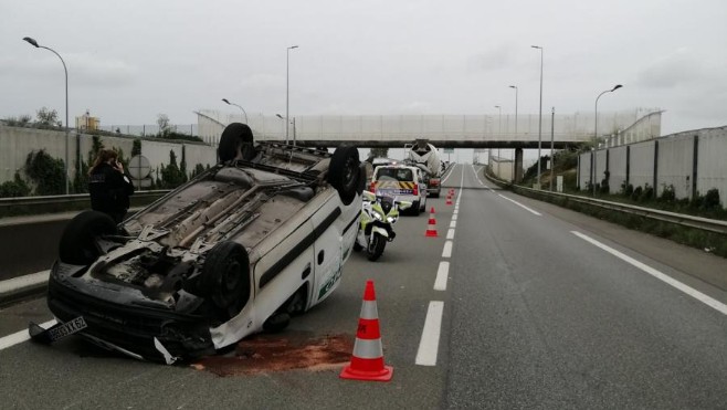 Calais : une camionnette termine sa course sur le toit 