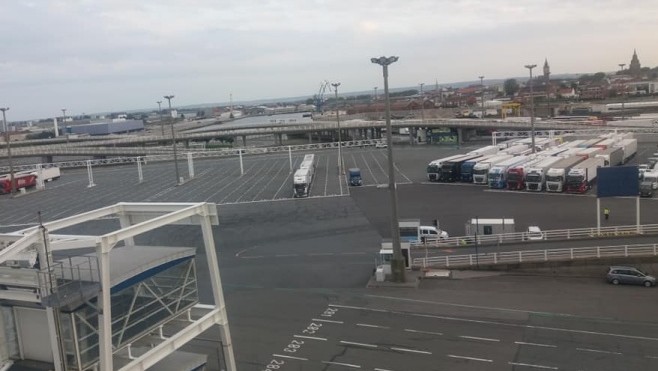 Au port de Calais, un migrant coincé sous des balles de coton de 300kg.