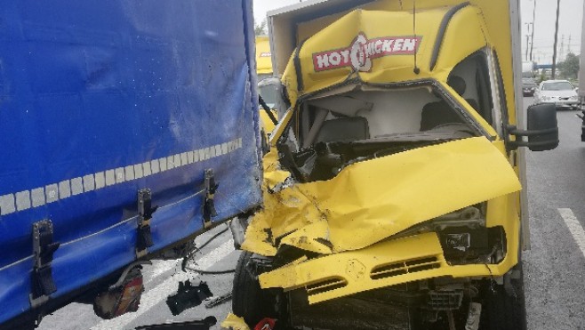 A16: un blessé léger après un accident entre deux camions à St Folquin