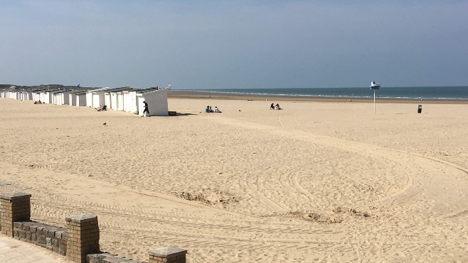 A cause des pluies, la baignade est interdite sur la plage de Calais.