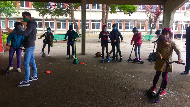 A Calais, les élèves de CM1 et CM2 de l’école Jeanne d’Arc sensibilisés à la pratique de la trottinette