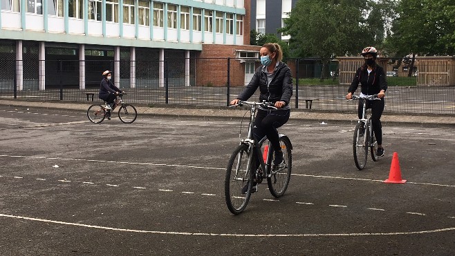 A Grande-Synthe, la ville propose des cours pour apprendre à rouler à vélo !