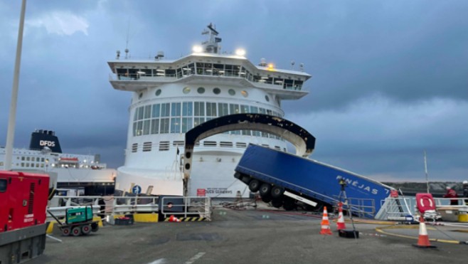 Loon-plage : un poids-lourd dans le vide au terminal ferry, le chauffeur est décédé