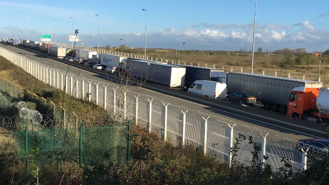 La rocade portuaire de Calais encombrée par les poids lourds ce vendredi.