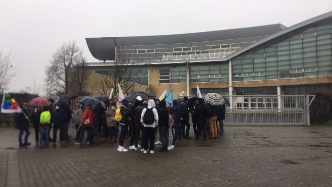 Manifestation d’enseignants devant le lycée HQE à Calais