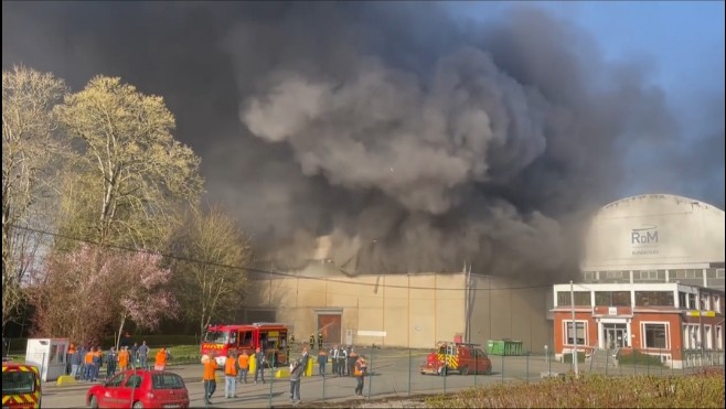 Blendecques: la cartonnerie RDM en proie aux flammes