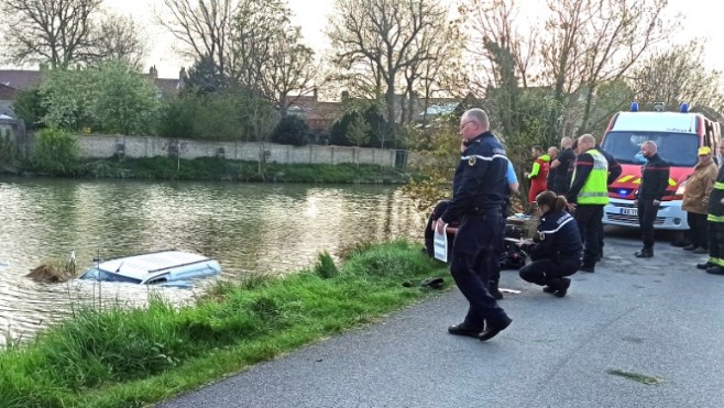 Bourbourg : un automobiliste sauvé des eaux par les pompiers