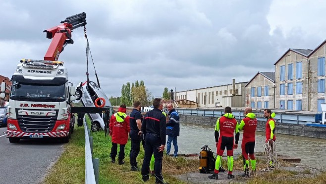 Une voiture termine sa course dans le canal de Bourbourg à Spycker