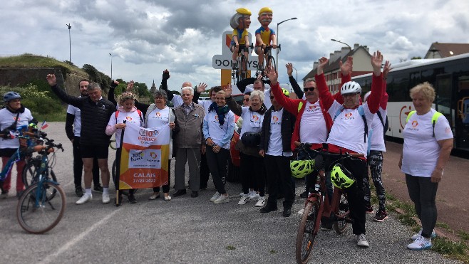 A Calais, des seniors de la résidence Domitys ont parcouru les derniers kilomètres de la 4ème étape du Tour de France entre Dunkerque et Calais sur un vélo électrique !