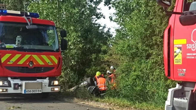 Bourbourg : une voiture termine sa course retournée dans le fossé