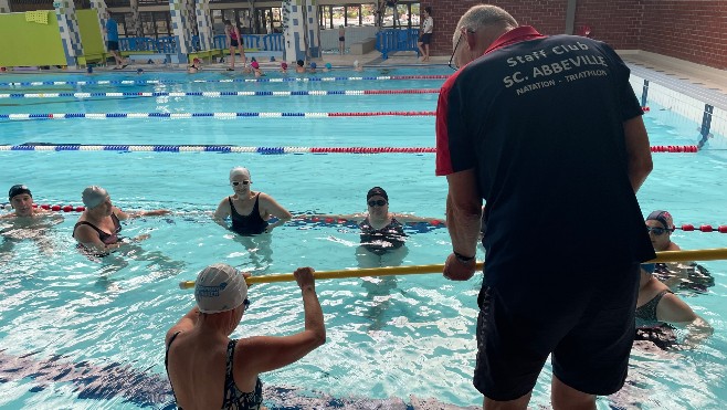 Adultes et enfants apprennent à nager gratuitement à la piscine d'Abbeville