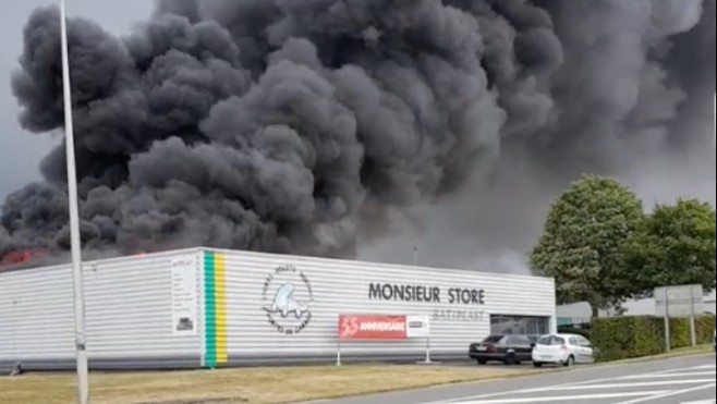 Un magasin détruit par les flammes à Flixecourt