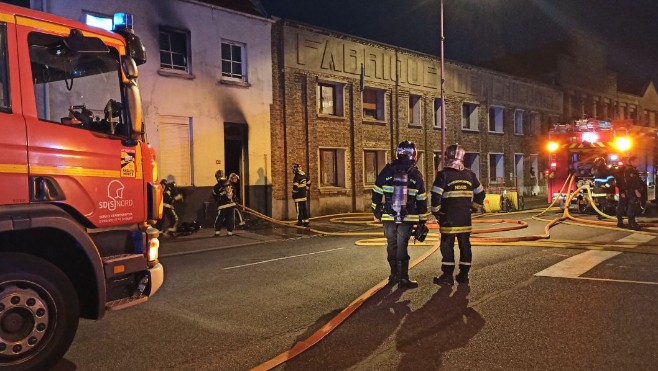 Une maison ravagée par les flammes à Bourbourg