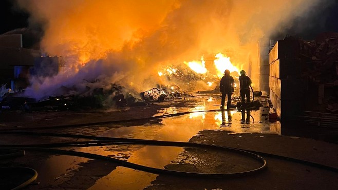 Calais : un incendie a touché un centre de tri d'Opale Environnement samedi soir.