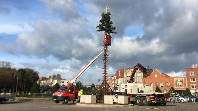 Calais : le sapin de 12 mètres en cours de montage devant l'hôtel de ville