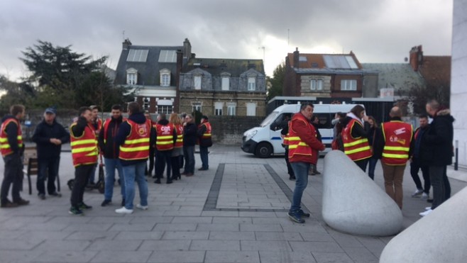 Rassemblement des cheminots ce matin devant la gare de Calais-ville