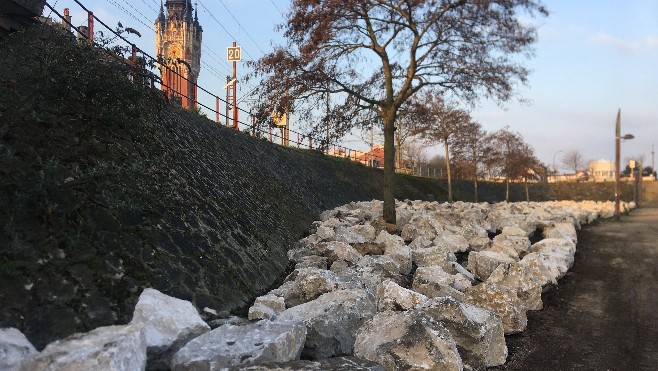 L’opposition de gauche à Calais fustige l’installation de nouveaux rochers pour interdire les camps de migrants