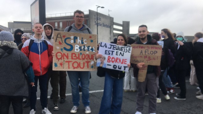 Mobilisation des lycéens de Sophie Berthelot à Calais