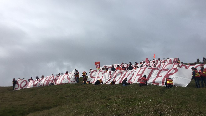 Une banderole déployée au Cap Blanc Nez pour dire non à la réforme des retraites