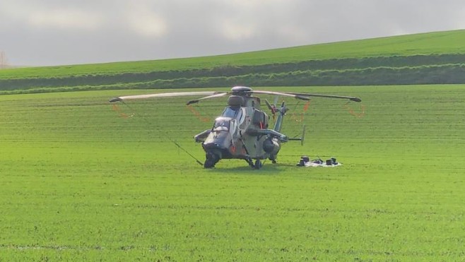 Victime d'une panne, un hélicoptère de l'armée en attente de réparation dans un champ à Frencq