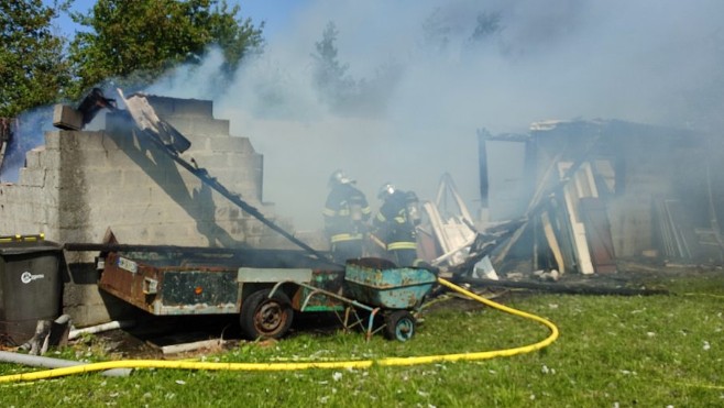 Une dépendance en feu à Looberghe