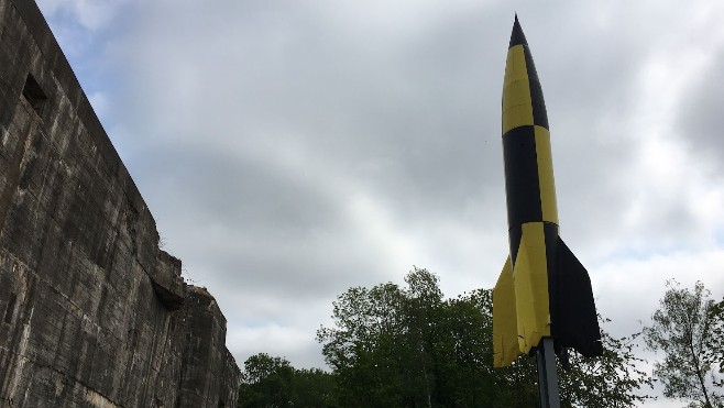 Le Blockhaus d'Eperlecques a 80 ans et présente l'atterrissage d'une fusée V2. 