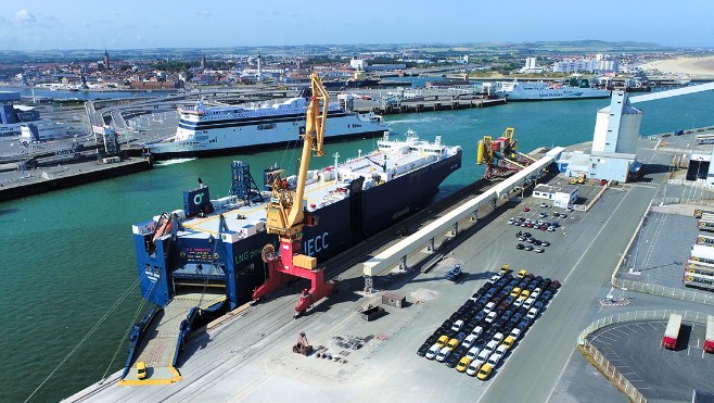 Calais : un homme fait une chute de 8 mètres dans une cale de bateau