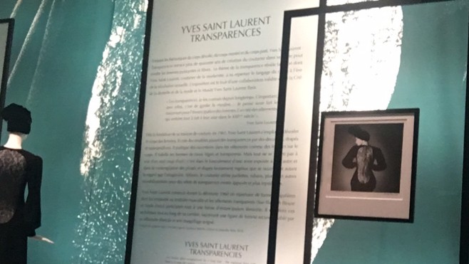 Des espaces de médiation au sein de l’exposition Yves Saint Laurent à la Cité de la Dentelle à Calais