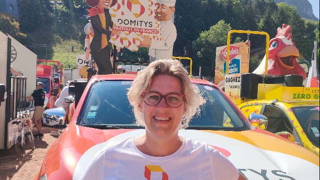 Une calaisienne dans la caravane du Tour de France.