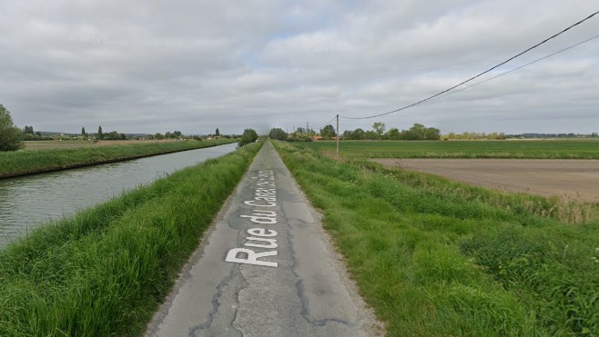 Sainte-Marie-Kerque: un conducteur termine dans un cours d'eau, et s'en sort indemne