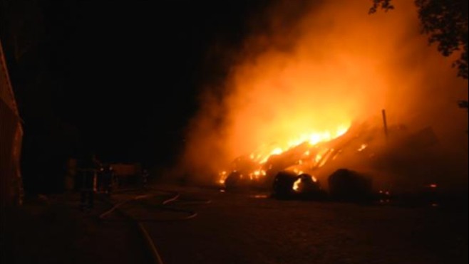 Les Attaques : un hangar de 300 mètres carrés part en fumée samedi soir.