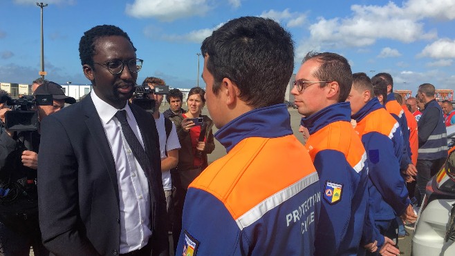 Le ministre de la mer Hervé Berville est venu saluer les sauveteurs et bénévoles à Calais samedi.