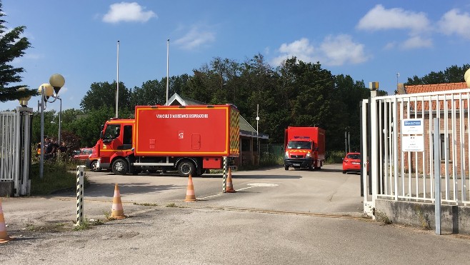 A Calais, les pompiers interviennent dans l'usine chimique Synthexim.