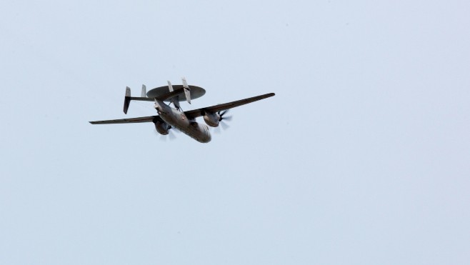 A Berck sur mer, l'aéronef Hawkeye de la Marine Nationale survole la plage.