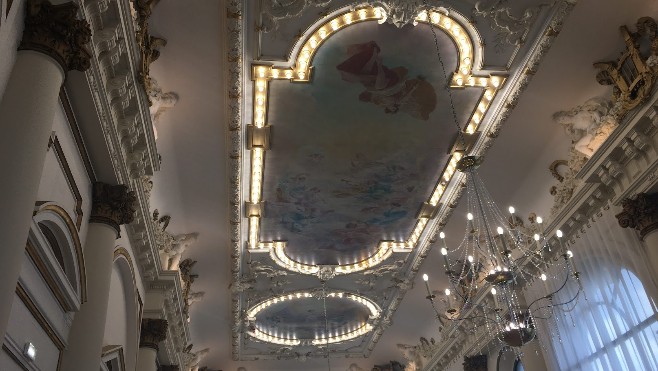 La salle de bal resplendit au Grand Théâtre de Calais. 