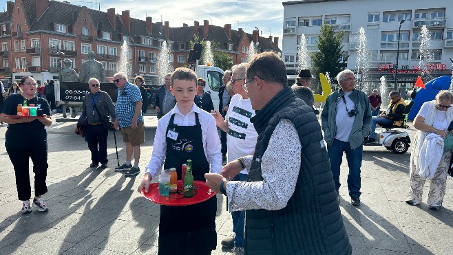 Près de 200 personnes ont participé hier à la marche des garçons de café à Calais. 