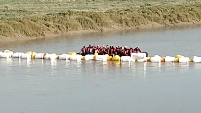 Etaples : un bateau de migrants tente de forcer le barrage flottant installé sur la Canche.