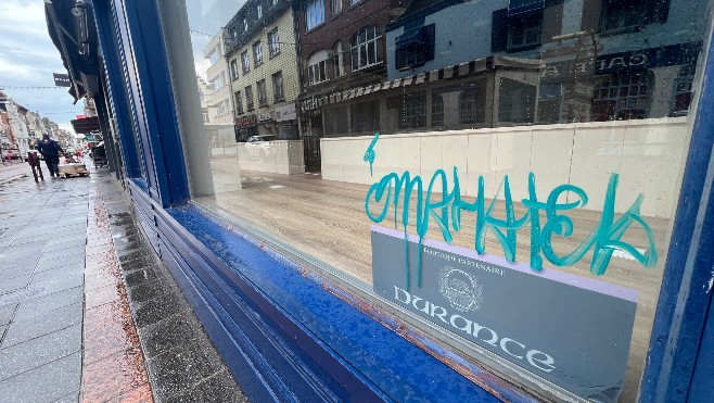 Berck: une dizaine de tags sur les vitrines, rue Carnot