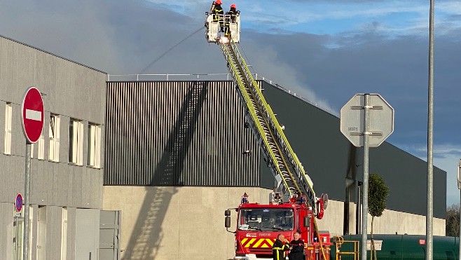 Spectaculaire incendie en fin de nuit à Calais dans un bâtiment de stockage de déchets situé zone Marcel Doret. 