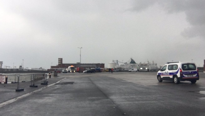 Calais : la voiture tombée dans le port a pu être remontée