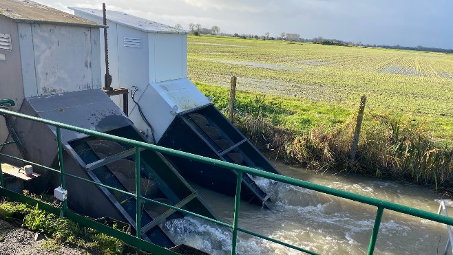 Inondations du Delta de l'AA : les petites marées empêchent l'évacuation rapide de l'eau malgré un fonctionnement des pompes jours et nuits... 