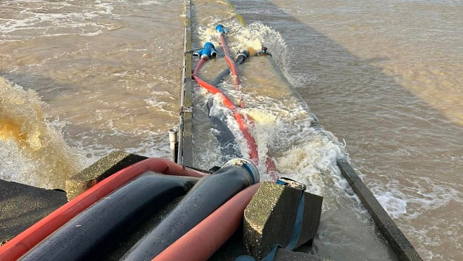 Lutte contre les inondations: 2 pompes XXL installées à l'écluse de Mardyck pour soulager les bassins inondés de l'audomarois