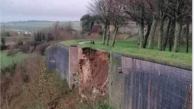 Un pan des remparts de Montreuil sur mer s'écroule.