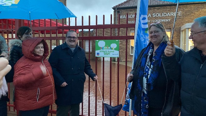 La ville de Fort-Mardyck créé 10 espaces sans tabac devant les écoles et accueil du public. 