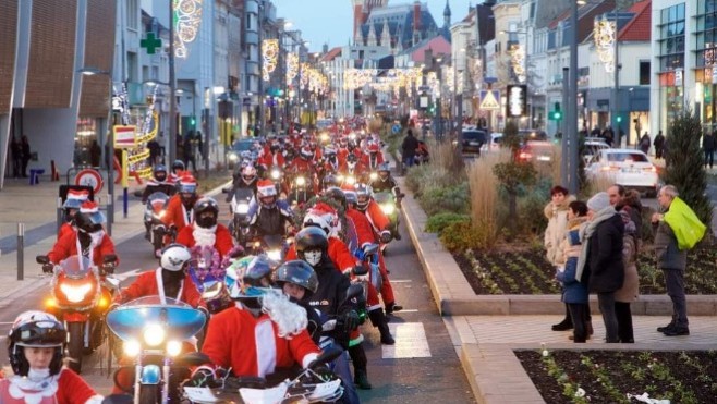 Défilé des Pères Noël à moto à Calais