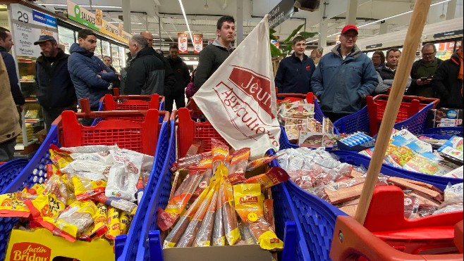 A Coquelles, une centaine d'agriculteurs font les rayons de Carrefour pour vérifier l'origine des produits ! 