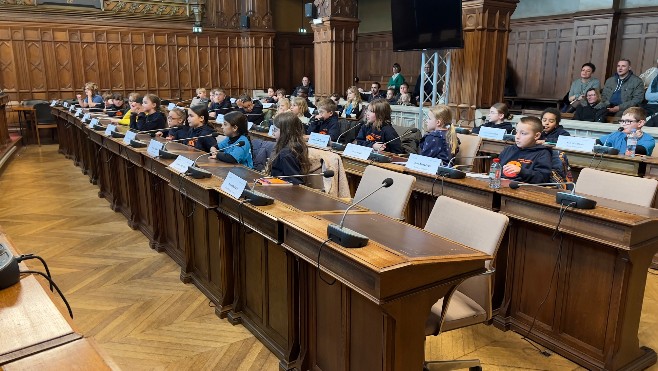 Calais : installation officielle du nouveau conseil municipal des enfants